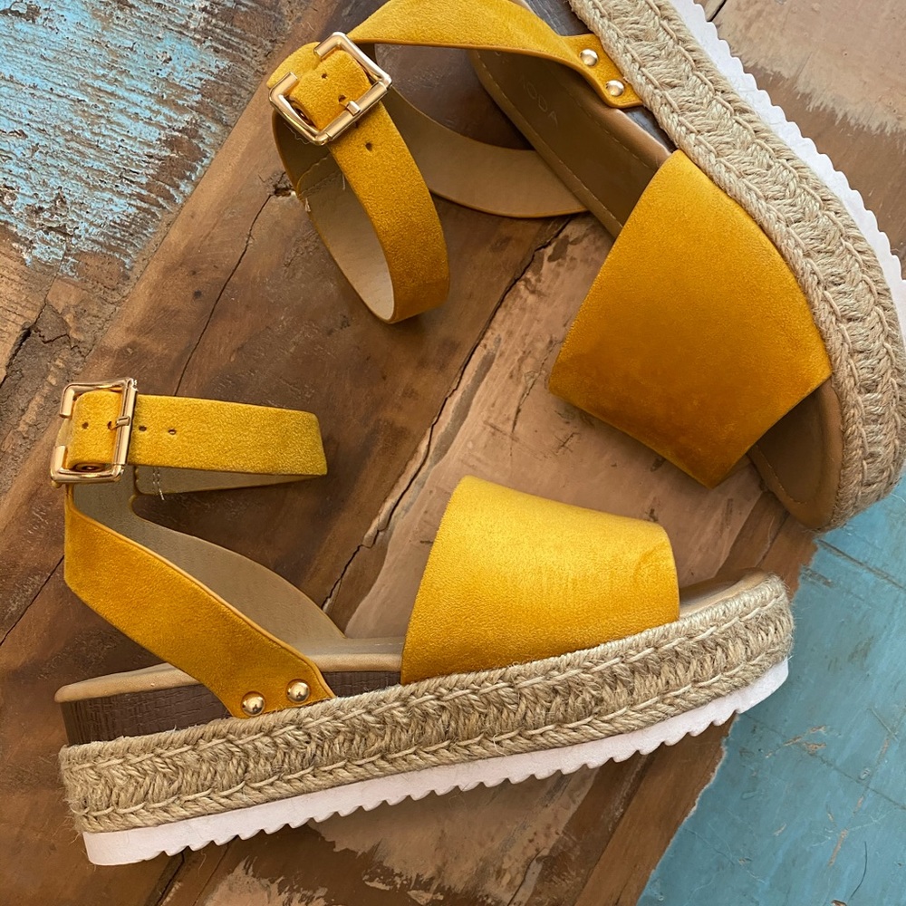 Platform Sandals - Picture 2 of 4